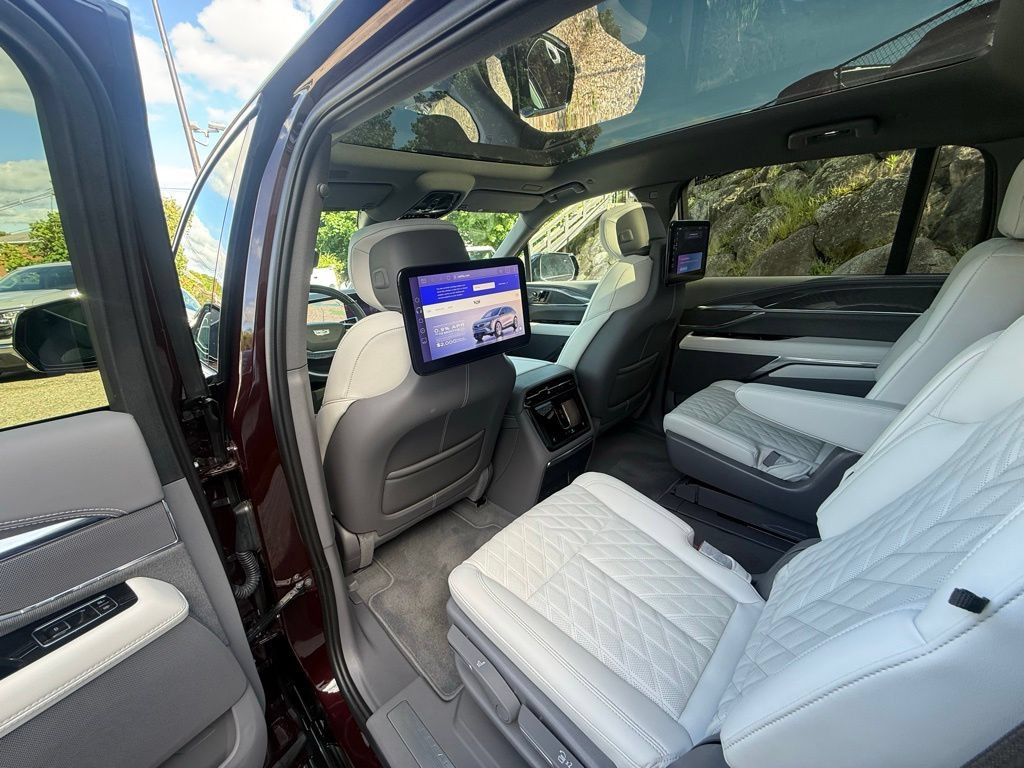Used 2025 Cadillac Escalade IQ Luxury 1 w/ LPO, Radiant Package AWD/4WD image 21