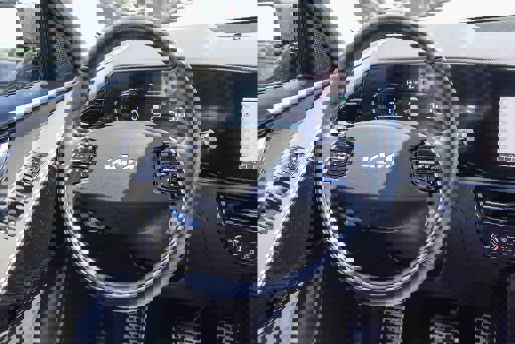 Certified 2023 Kia Niro EX Touring image 14