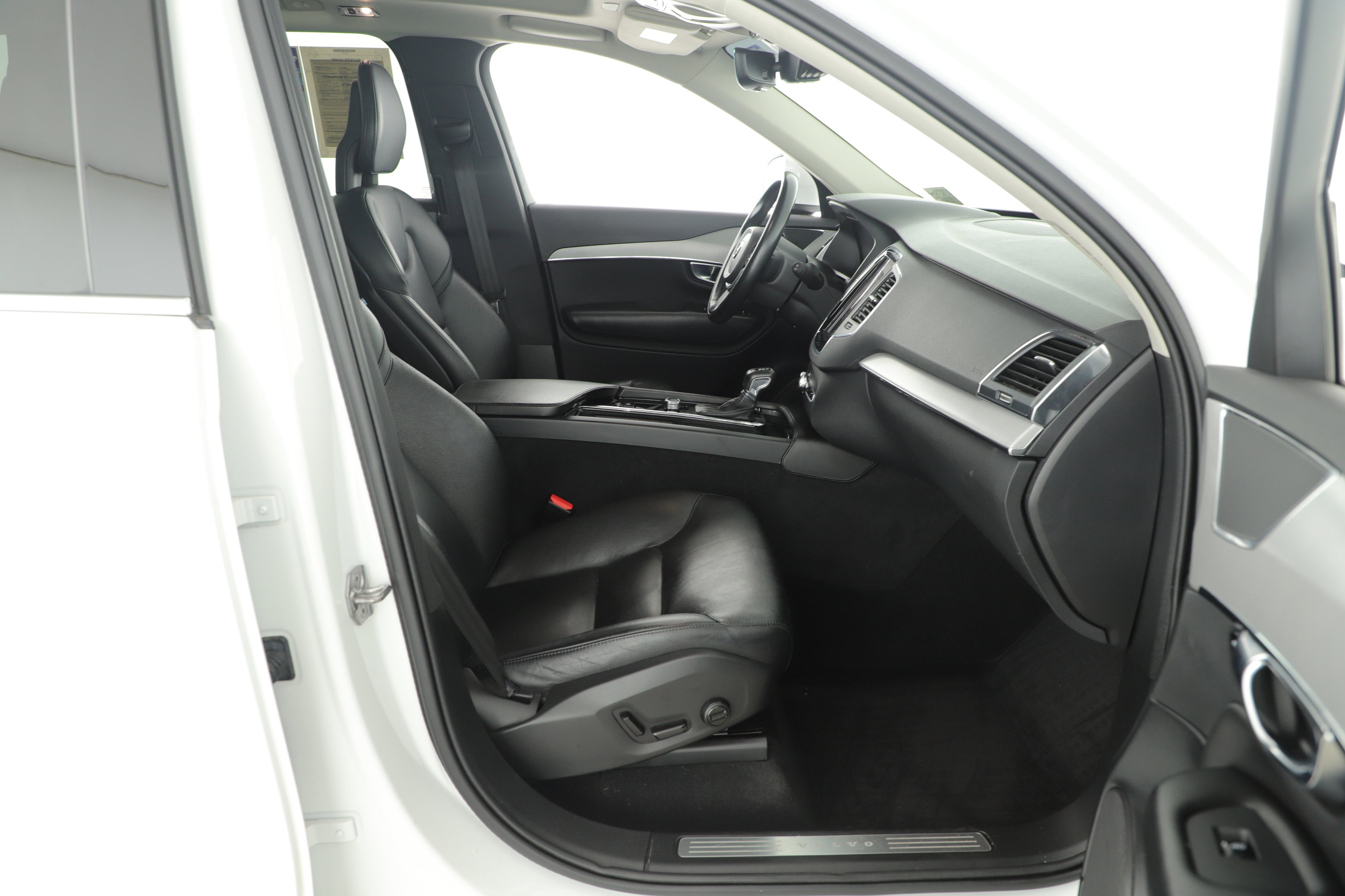Used 2022 Volvo XC90 T5 Momentum w/ Climate Package image 14