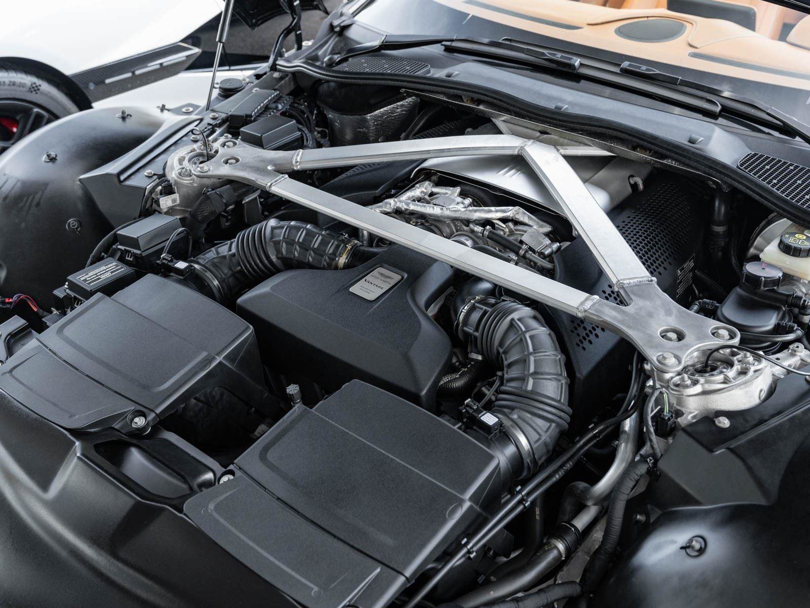 Used 2021 Aston Martin V8 Vantage Roadster RWD image 24