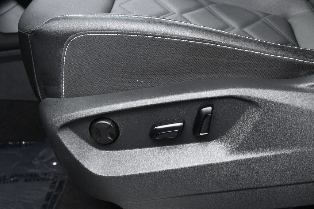 Used 2024 Volkswagen Atlas SE w/ Panoramic Sunroof Package FWD image 12