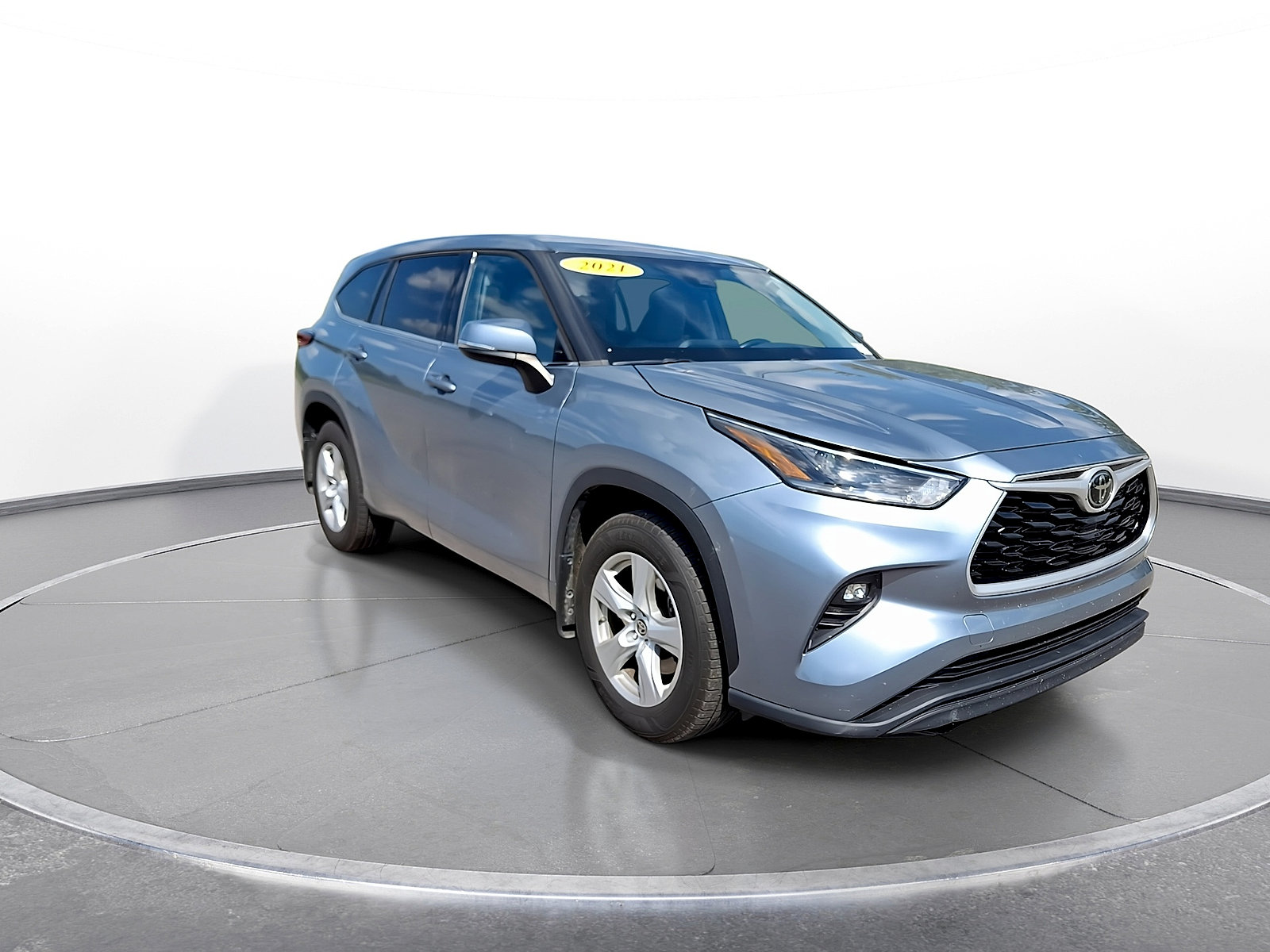 Used 2021 Toyota Highlander LE AWD/4WD image 2
