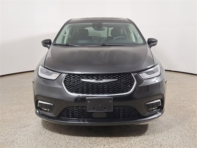 Used 2023 Chrysler Pacifica Touring-L image 3