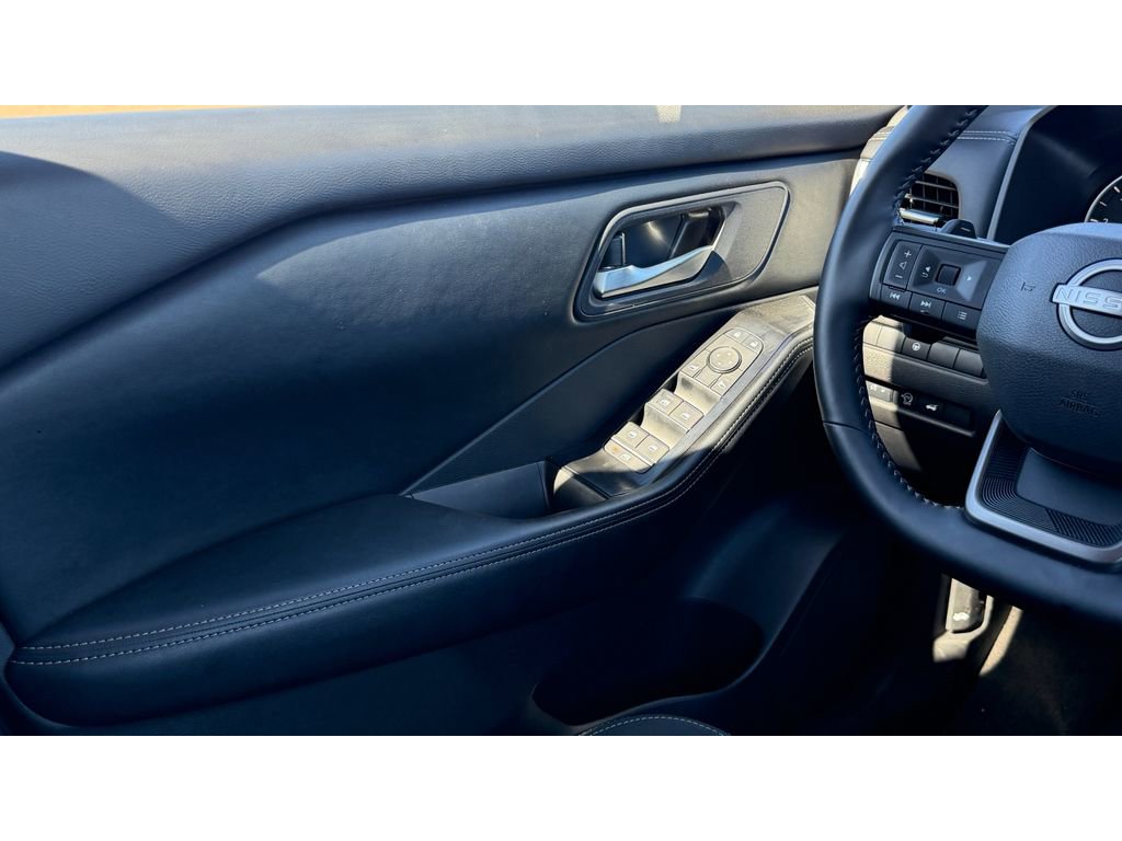 Used 2025 Nissan Rogue SV image 17