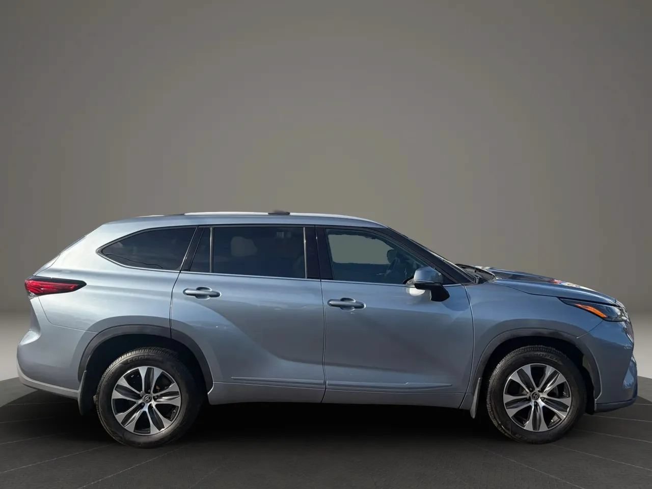 Used 2022 Toyota Highlander XLE AWD/4WD image 6