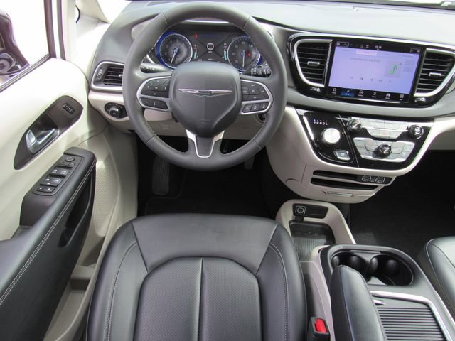 Used 2024 Chrysler Pacifica Touring-L image 17
