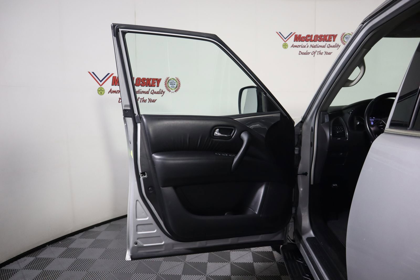 Used 2023 Nissan Armada SV image 41