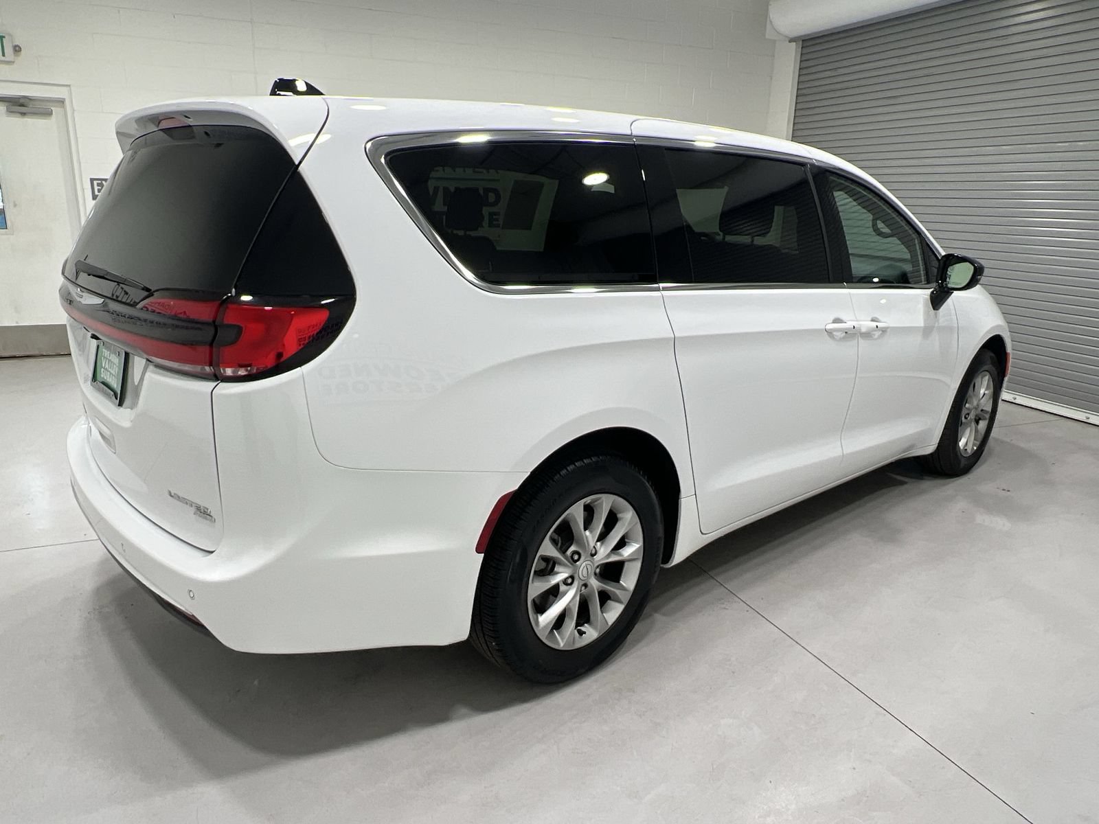 Used 2026 Chrysler Pacifica Limited AWD/4WD image 8