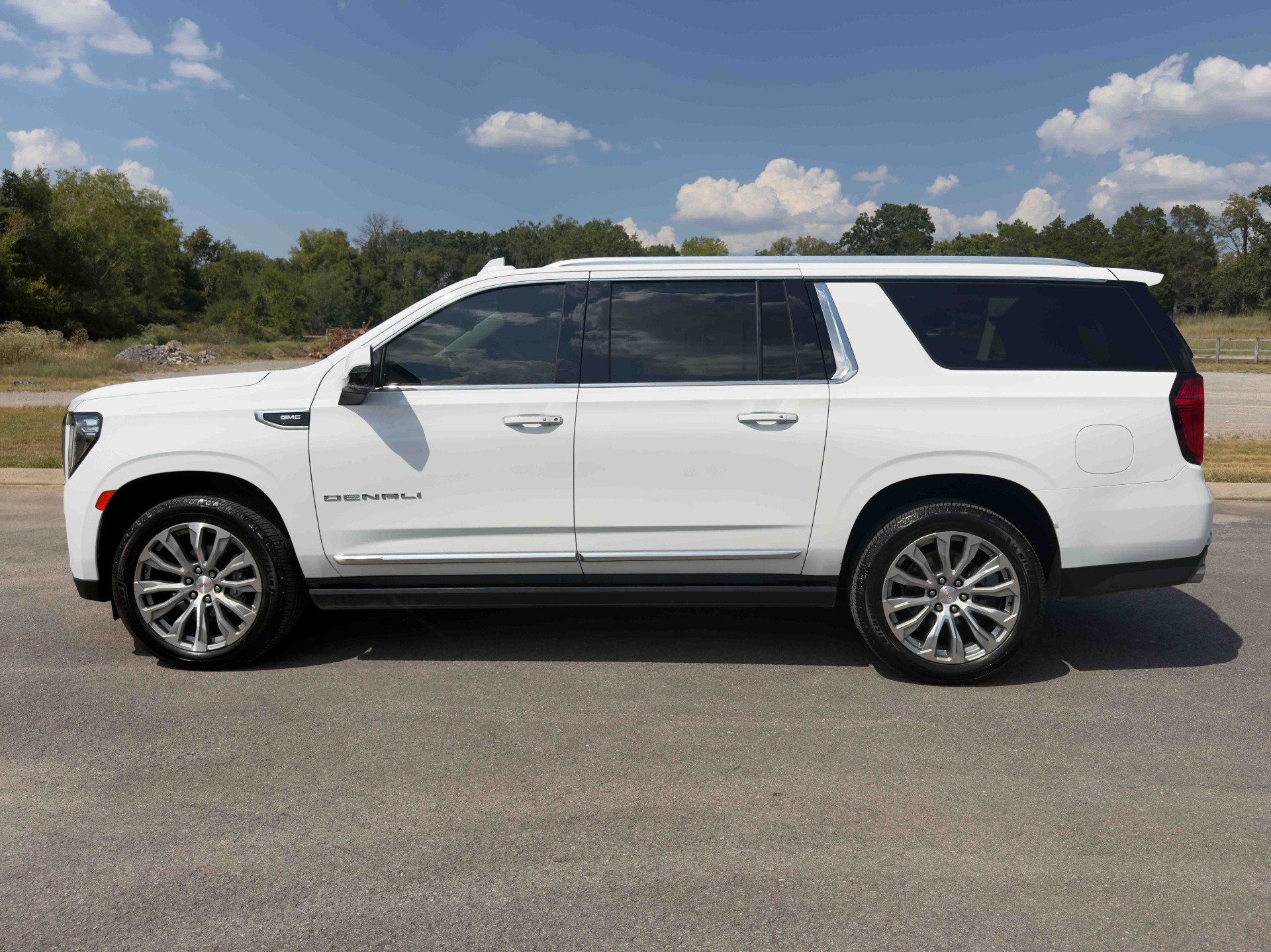 Used 2022 GMC Yukon XL Denali AWD/4WD image 8