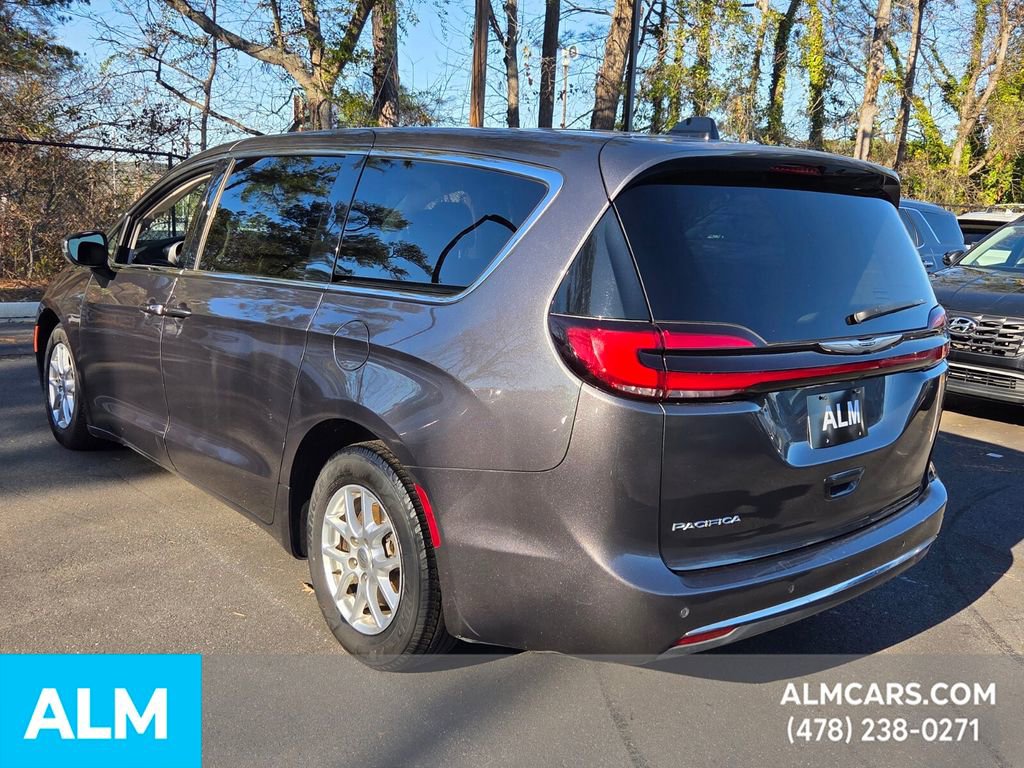 Used 2023 Chrysler Pacifica Touring-L image 4