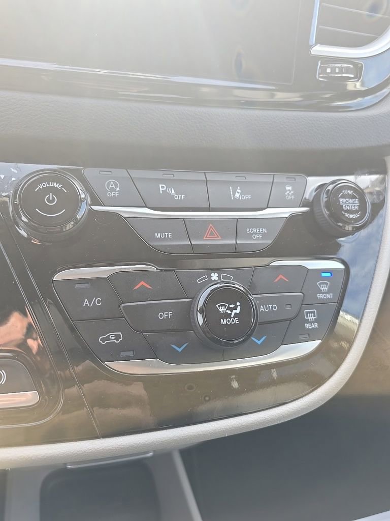 Used 2024 Chrysler Pacifica Touring-L image 17