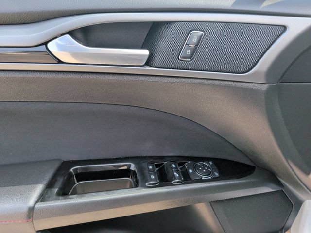 Used 2016 Ford Fusion SE FWD image 13