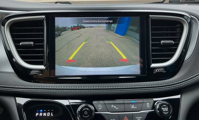 Used 2023 Chrysler Pacifica Touring FWD image 8