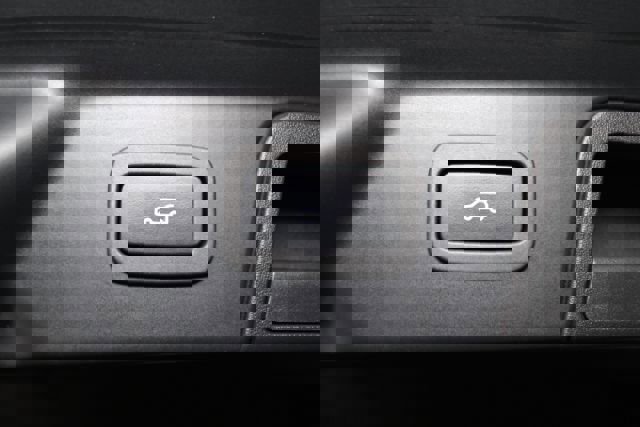 Used 2019 Land Rover Range Rover Velar R-Dynamic SE image 27