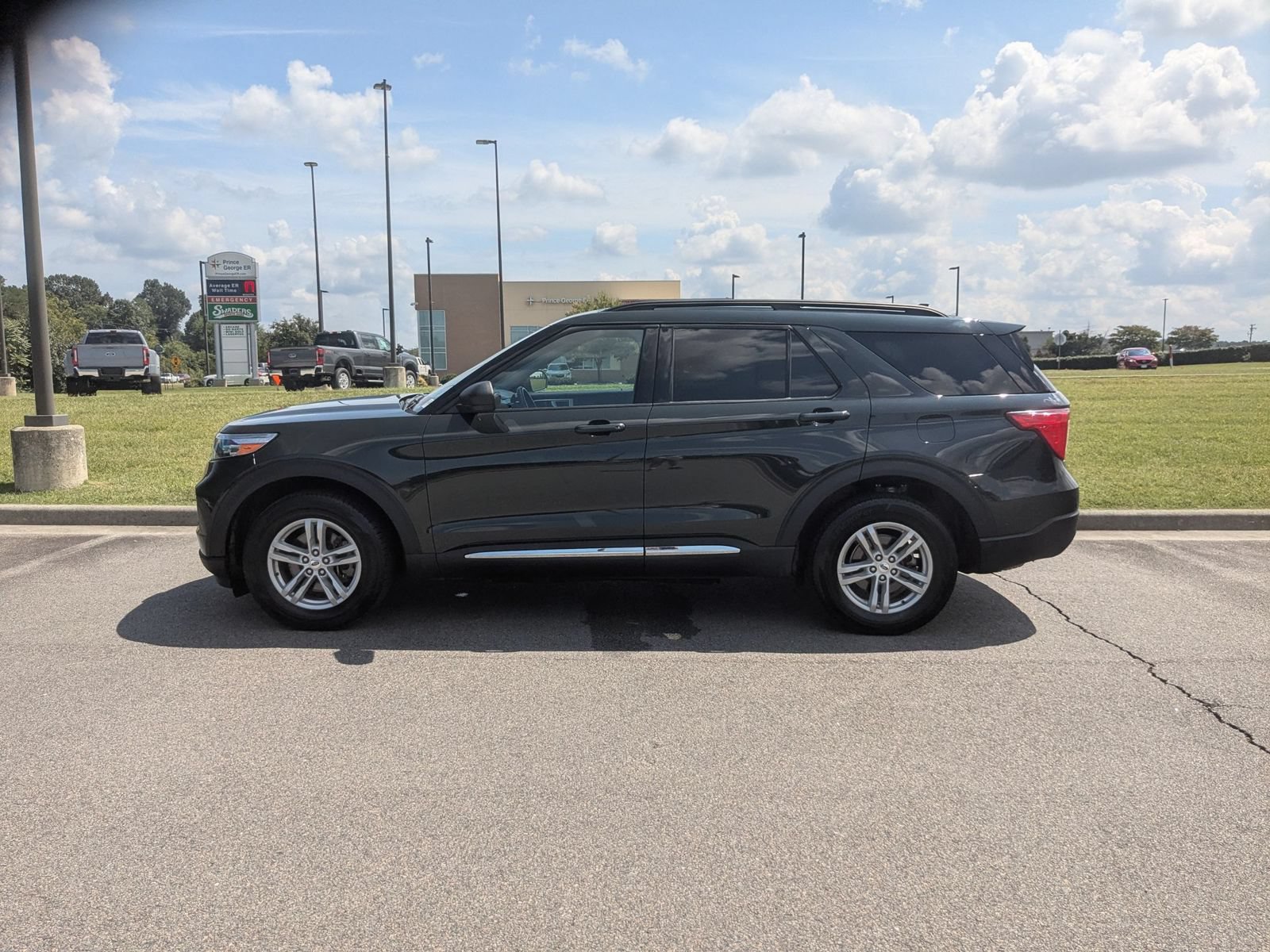 Used 2024 Ford Explorer XLT w/ Equipment Group 202A AWD/4WD image 6