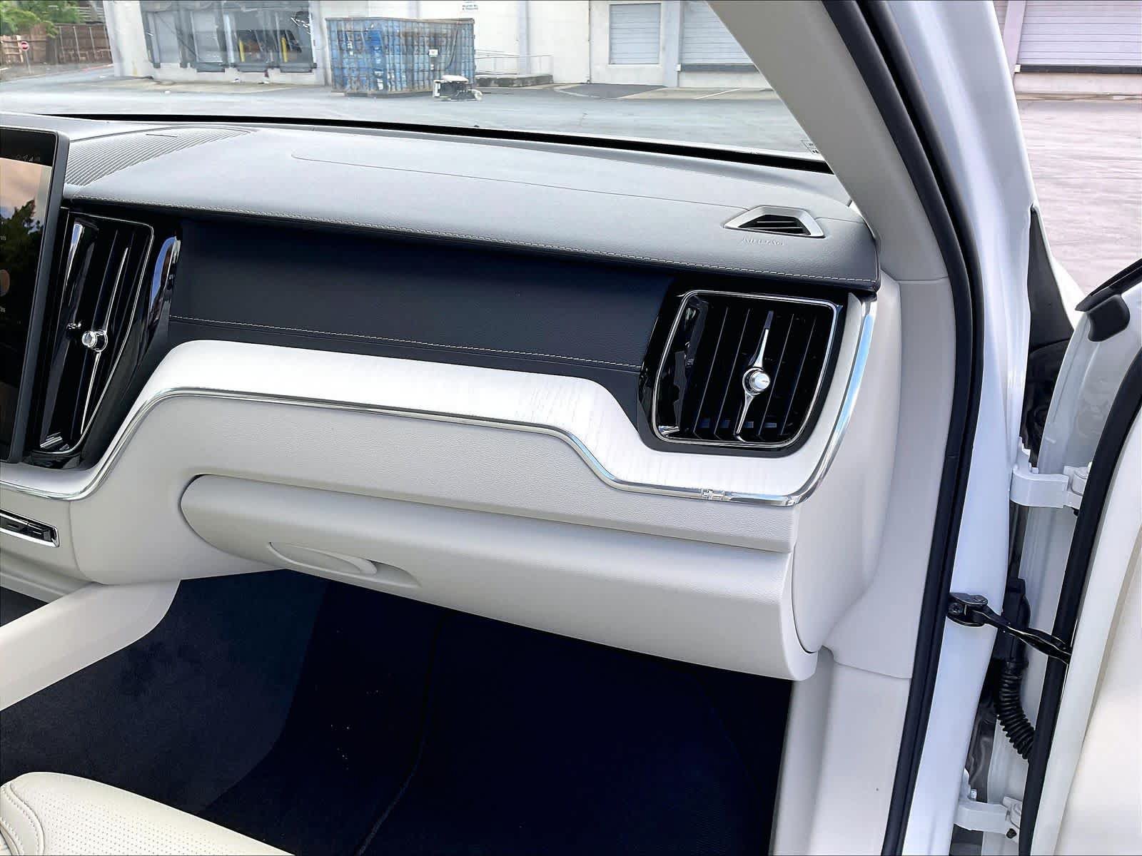 New 2026 Volvo XC60 T8 Ultra w/ Protection Package Premier AWD/4WD image 28