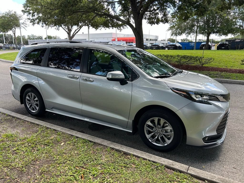 Used 2025 Toyota Sienna XLE FWD image 8