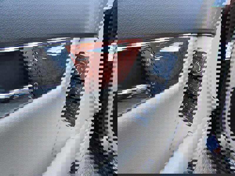 Used 2011 Mercedes-Benz C 300 Sedan image 6