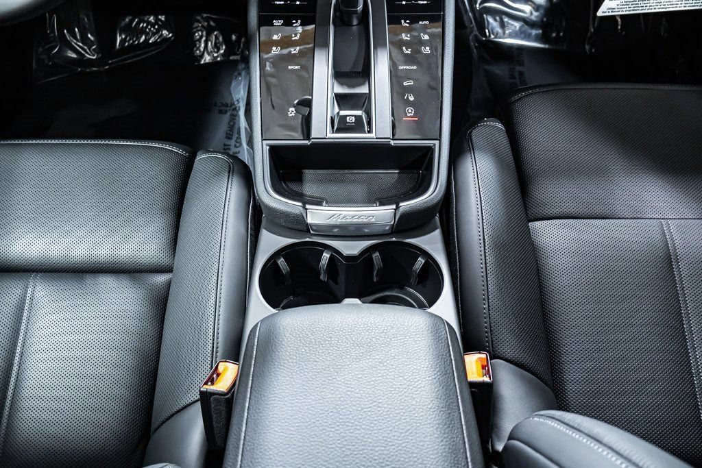 Certified 2025 Porsche Macan AWD/4WD image 15