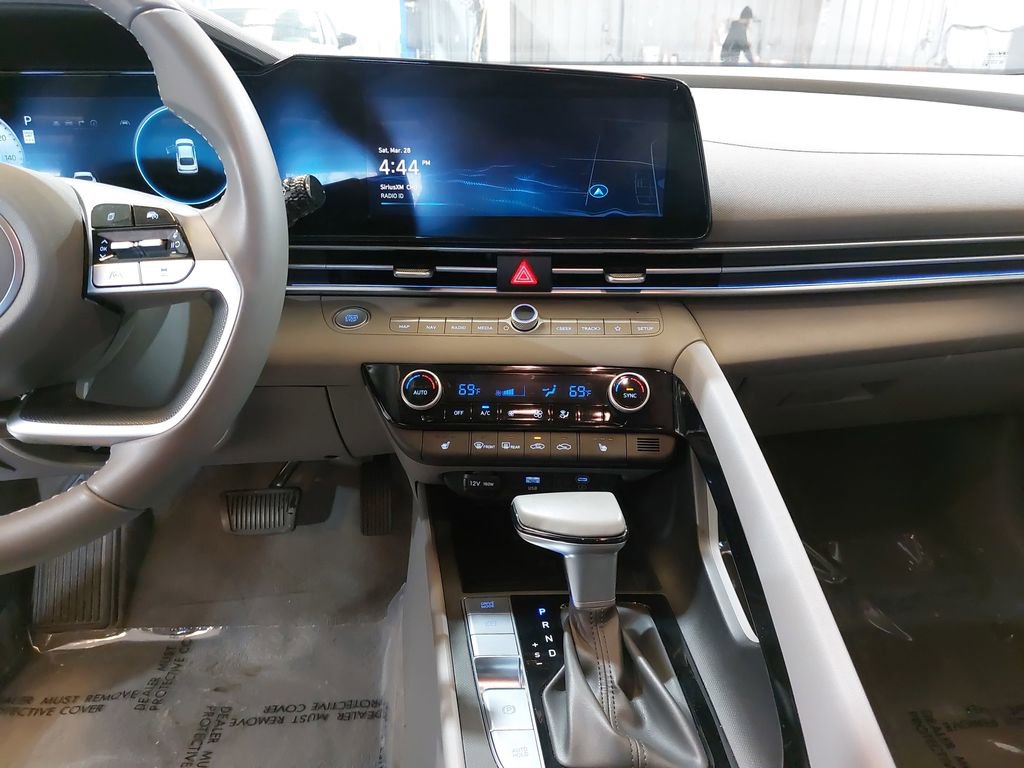 Certified 2025 Hyundai Elantra SEL image 21