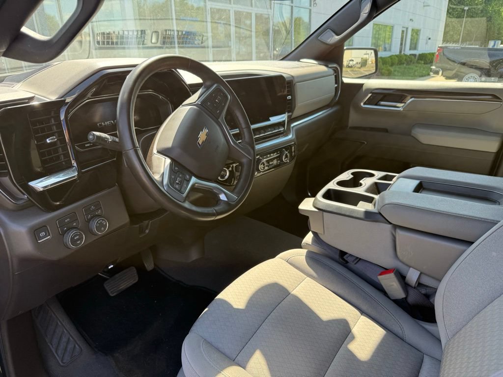 Used 2025 Chevrolet Silverado 1500 LT AWD/4WD image 8