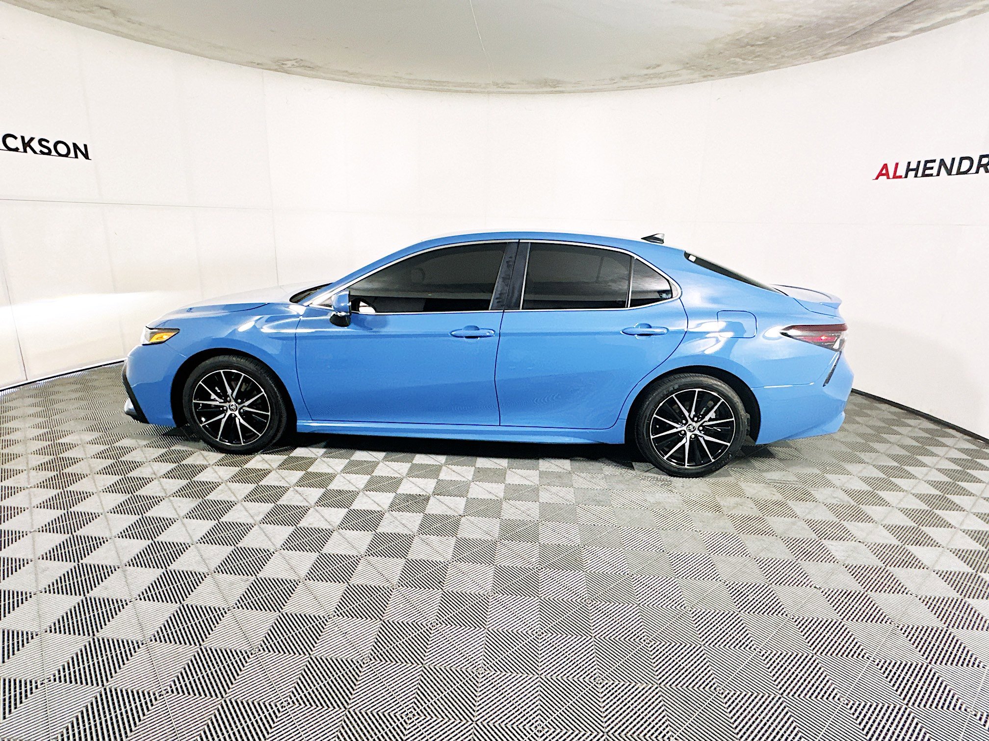 Used 2024 Toyota Camry SE image 6