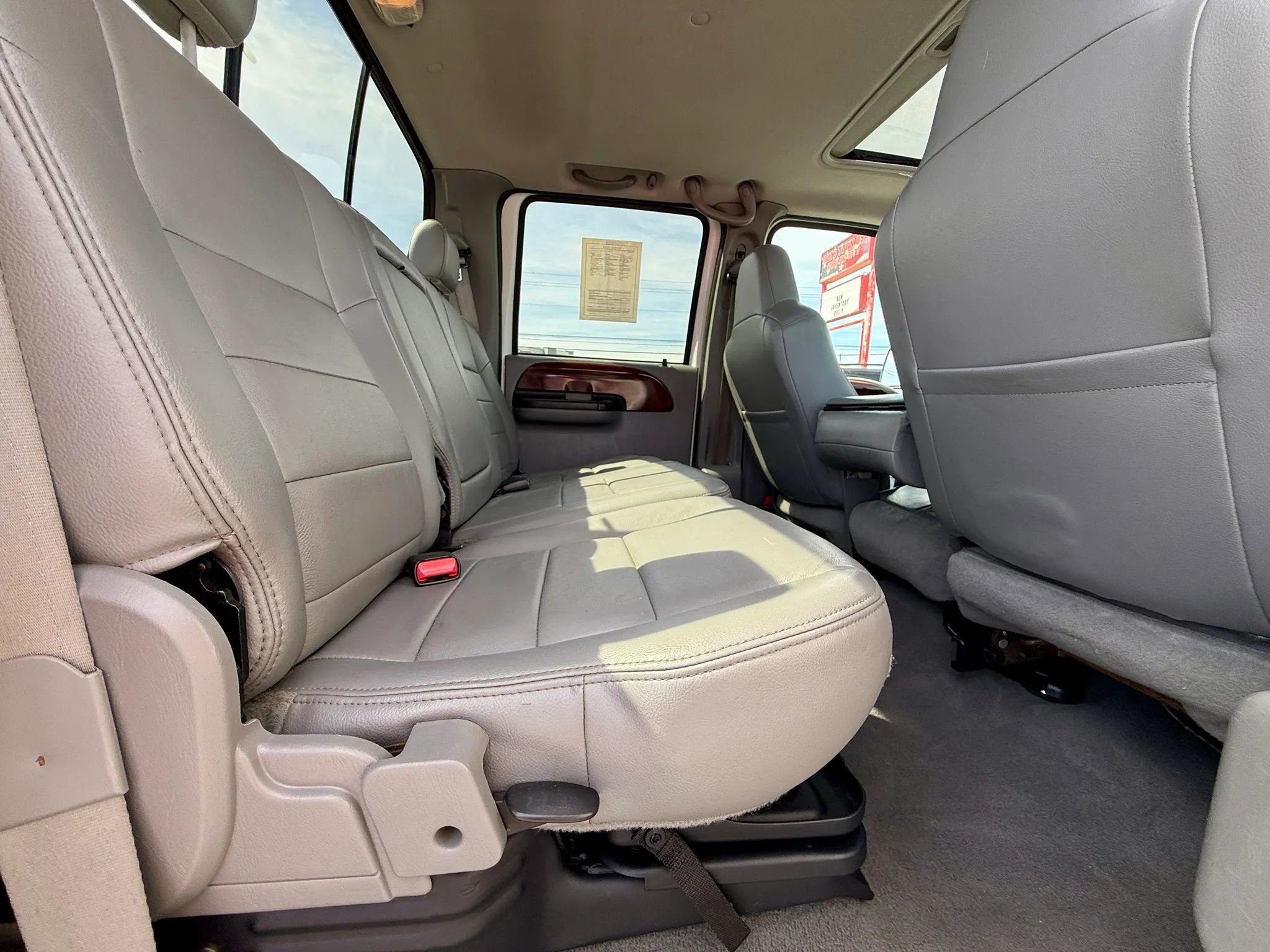 Used 2005 Ford F350 Lariat image 18