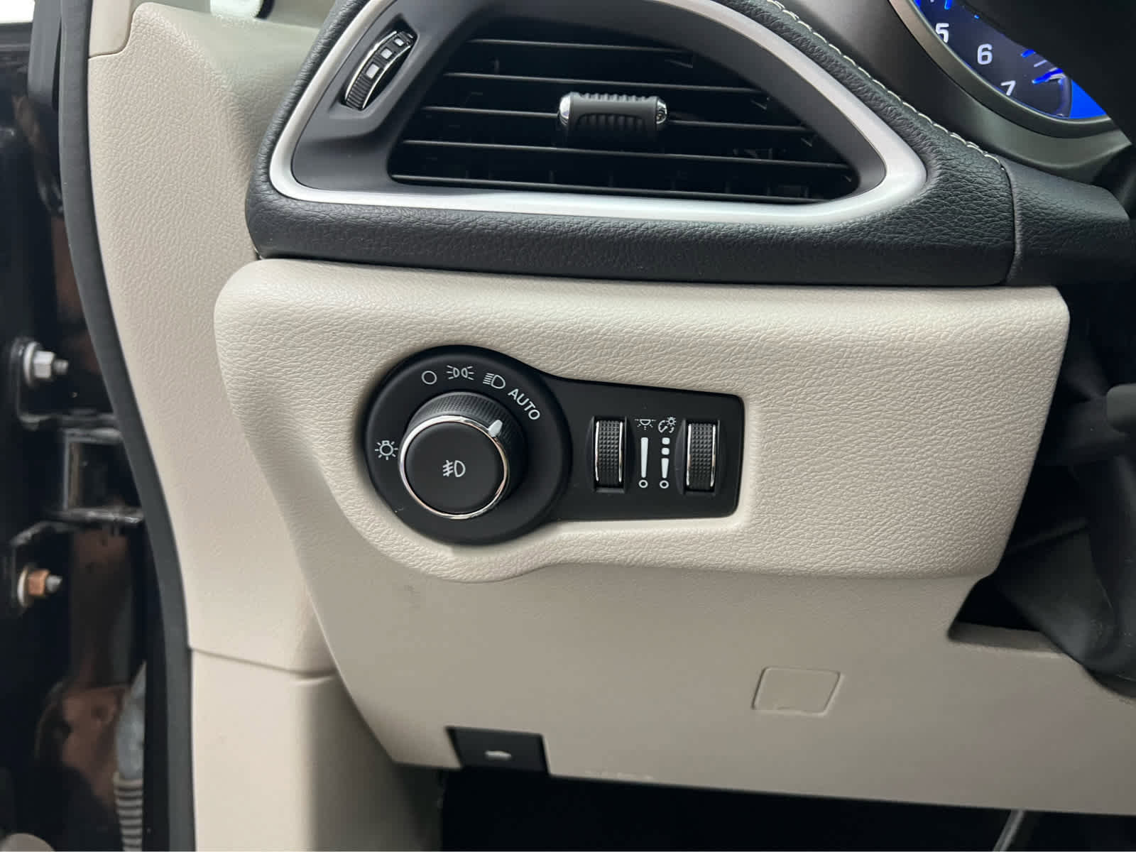 Used 2022 Chrysler Pacifica Touring-L image 26