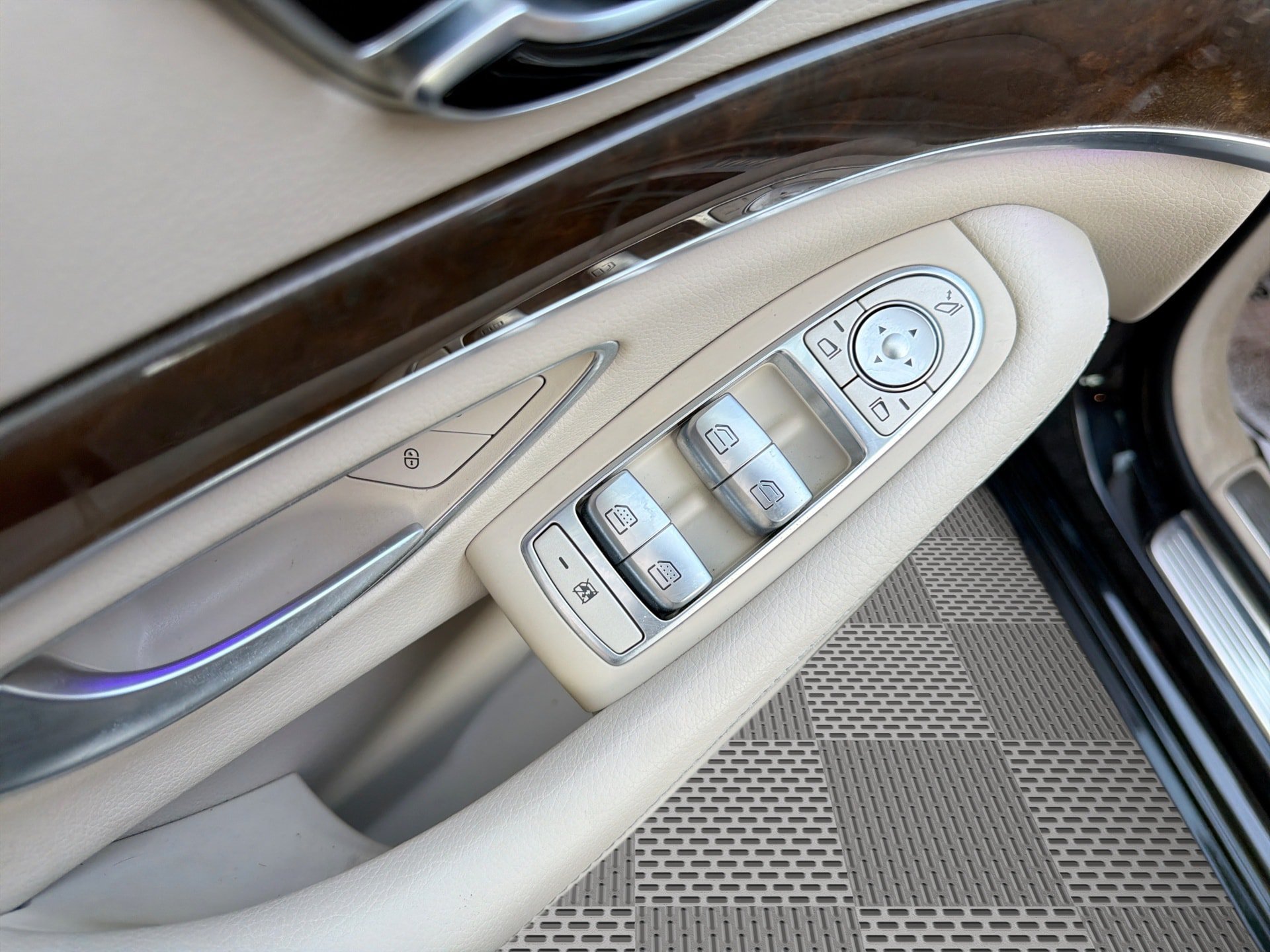Used 2017 Mercedes-Benz S 550 4MATIC Sedan image 15