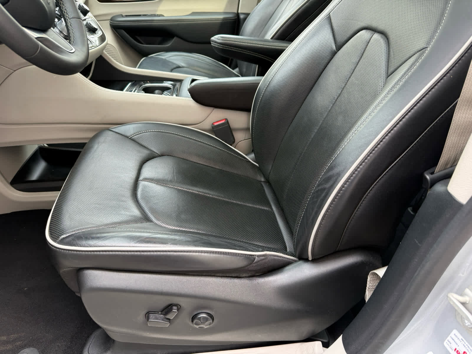 Used 2024 Chrysler Pacifica Limited FWD image 4
