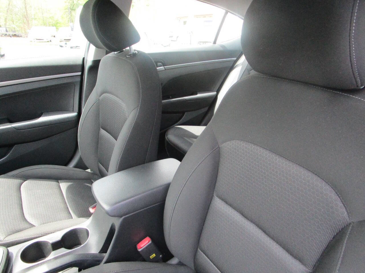 Used 2018 Hyundai Elantra SE image 9