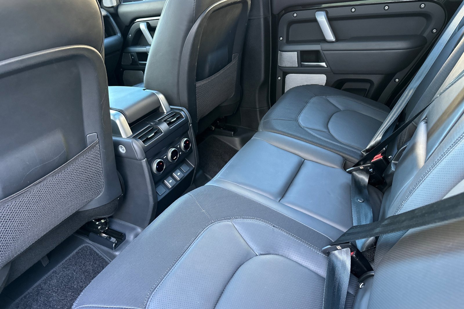 Used 2023 Land Rover Defender 130 X-Dynamic SE image 10