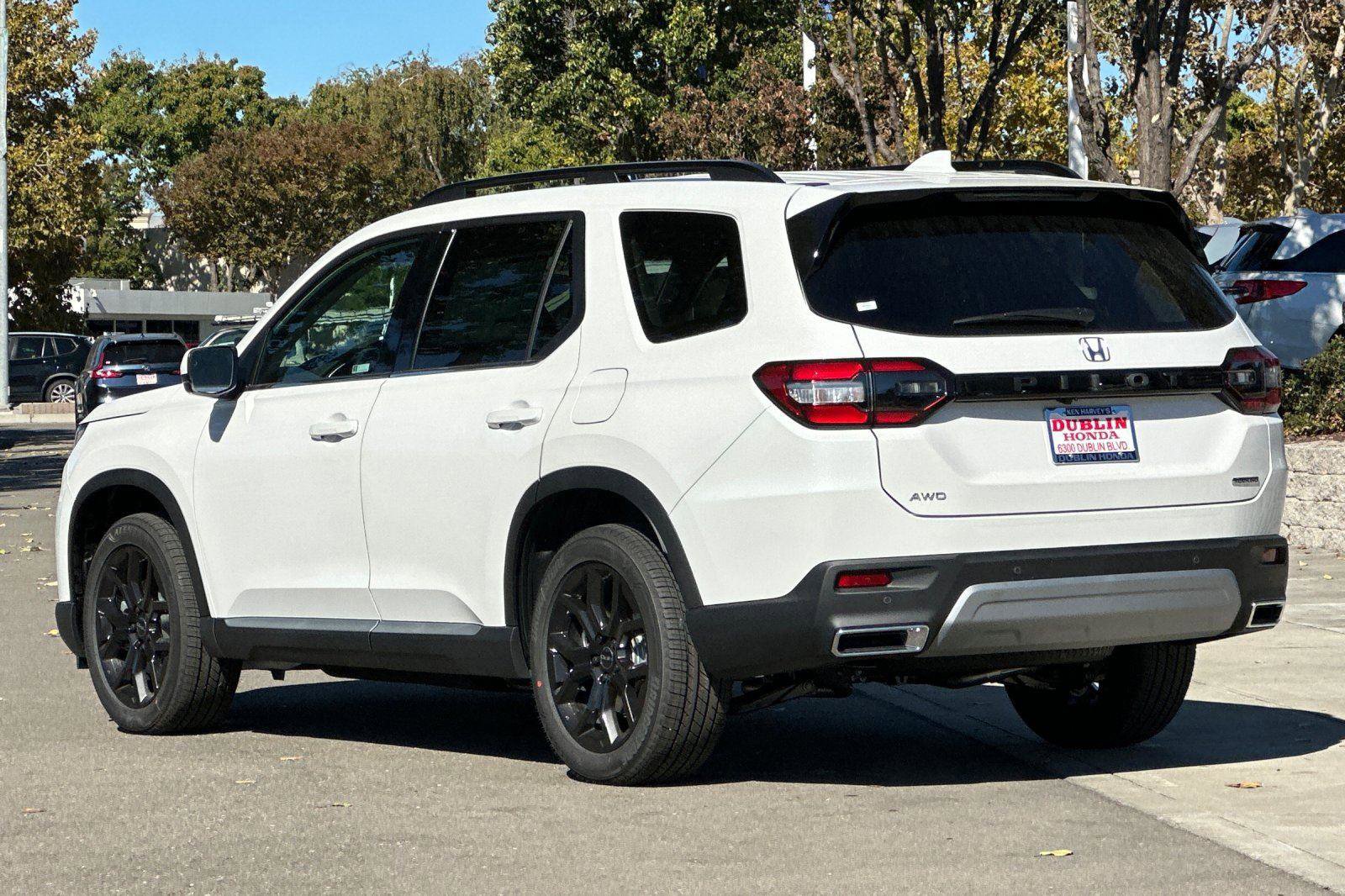 New 2025 Honda Pilot Touring image 6