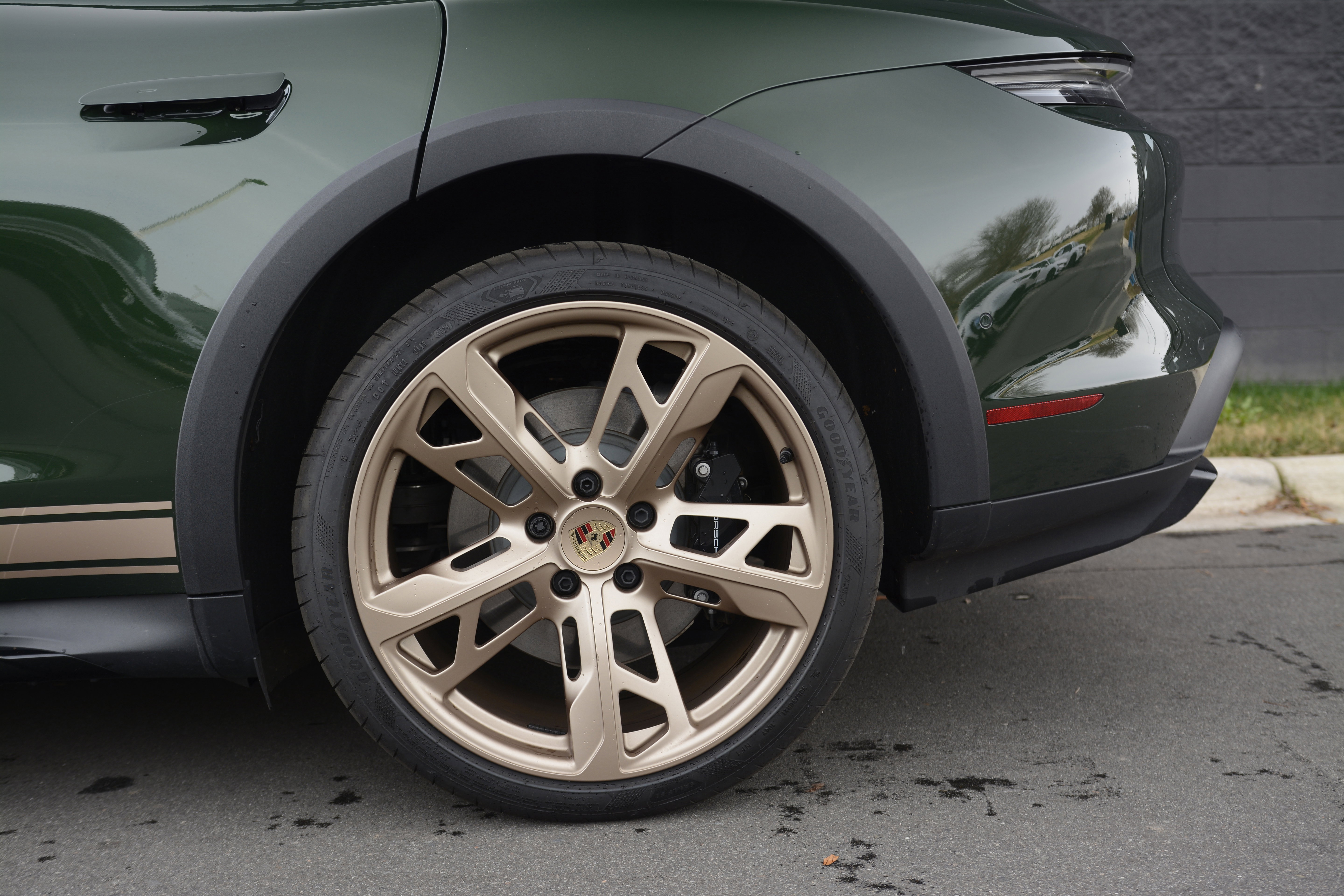 Certified 2025 Porsche Taycan 4 Cross Turismo AWD/4WD image 38