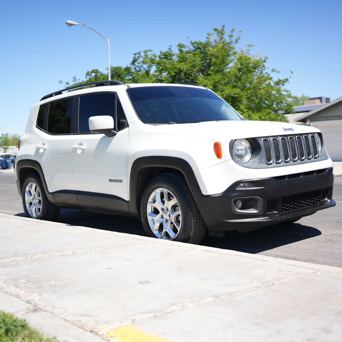 Used 2015 Jeep Renegade Latitude w/ Popular Equipment Group image 17
