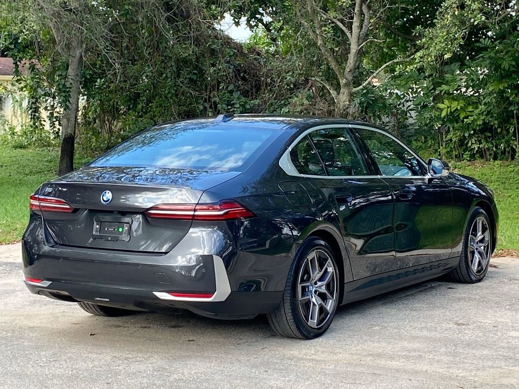 Used 2025 BMW i5 eDrive40i w/ Premium Package image 7