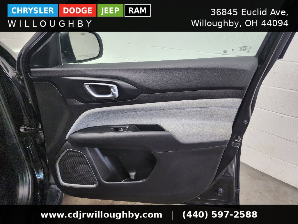 Used 2024 Jeep Compass Latitude AWD/4WD image 32
