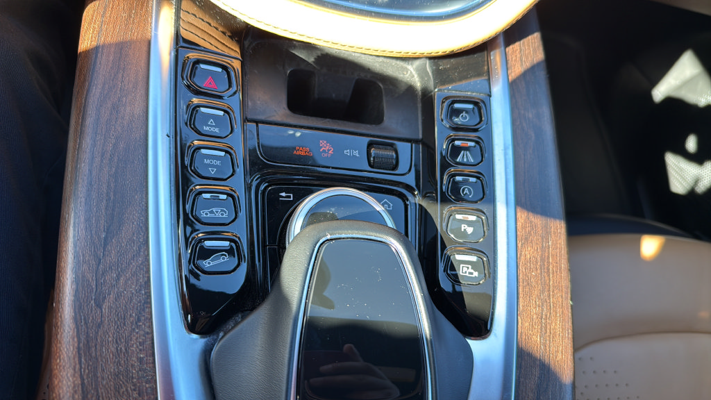 Used 2021 Aston Martin DBX AWD/4WD image 32