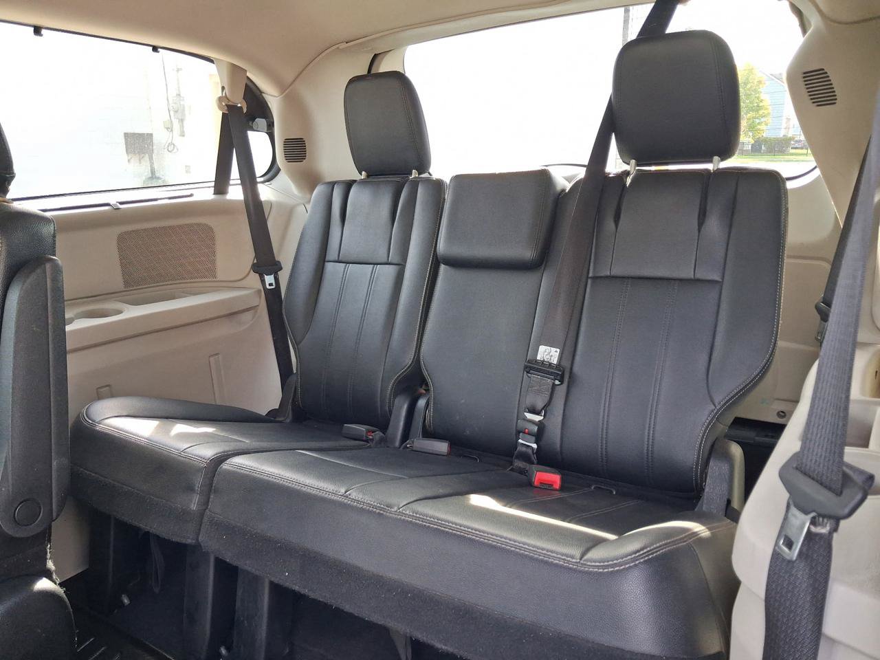 Used 2014 Chrysler Town & Country Touring FWD image 8
