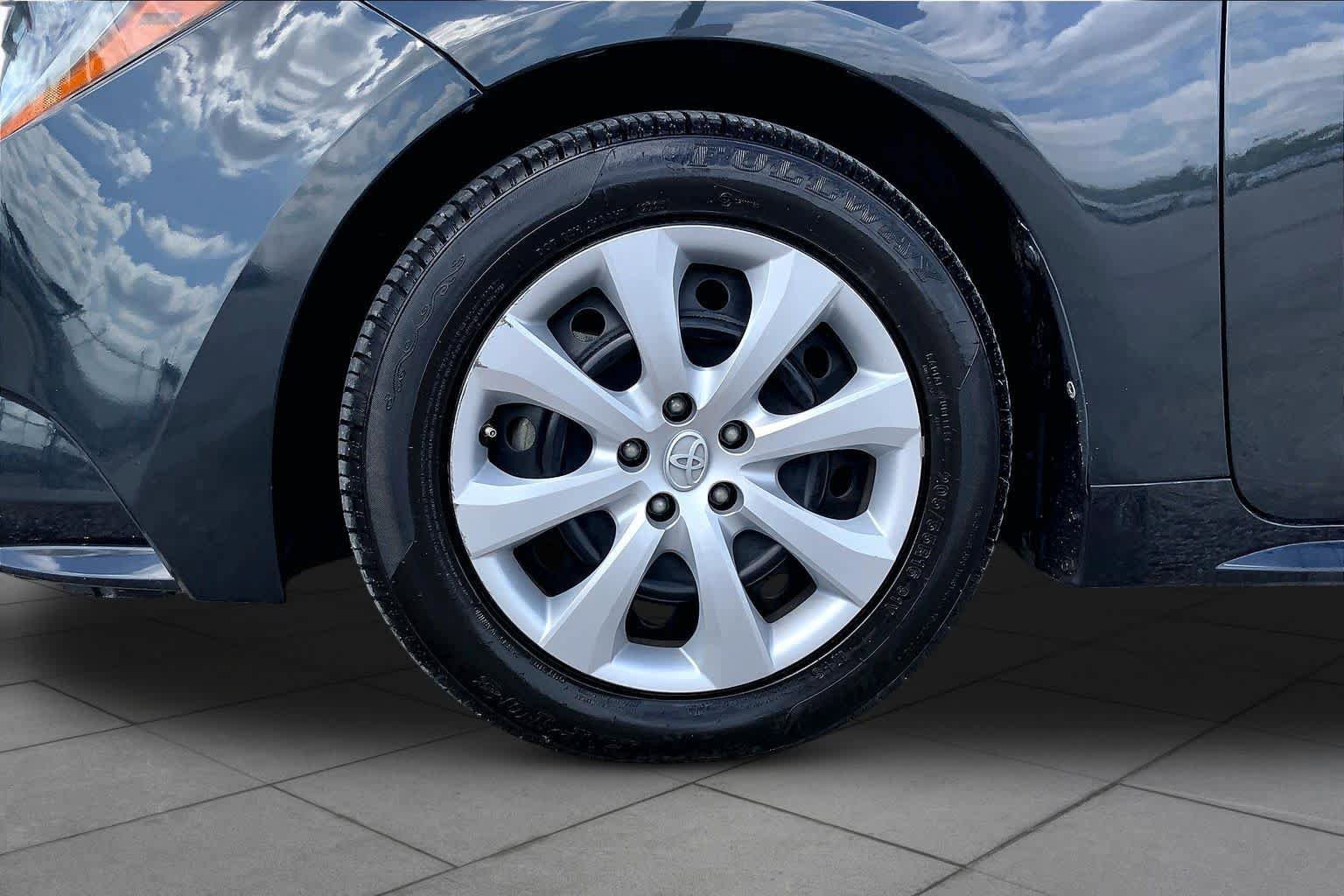 Used 2021 Toyota Corolla LE FWD image 11