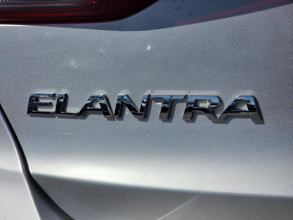 Used 2017 Hyundai Elantra Limited w/ Limited Tech Package 04 image 13