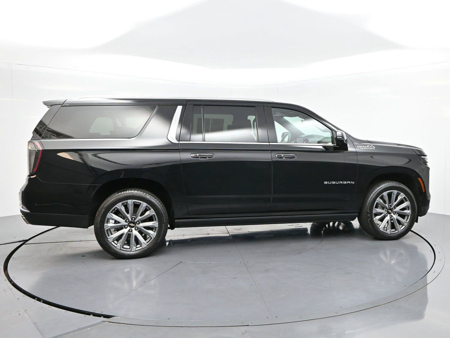 Used 2025 Chevrolet Suburban High Country AWD/4WD image 8