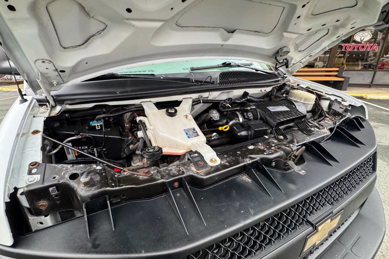 Used 2017 Chevrolet Express 2500 image 32