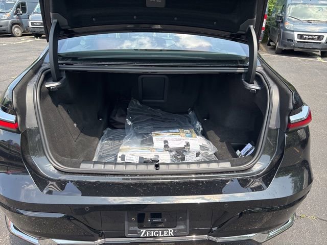 Used 2025 BMW 750e xDrive image 7