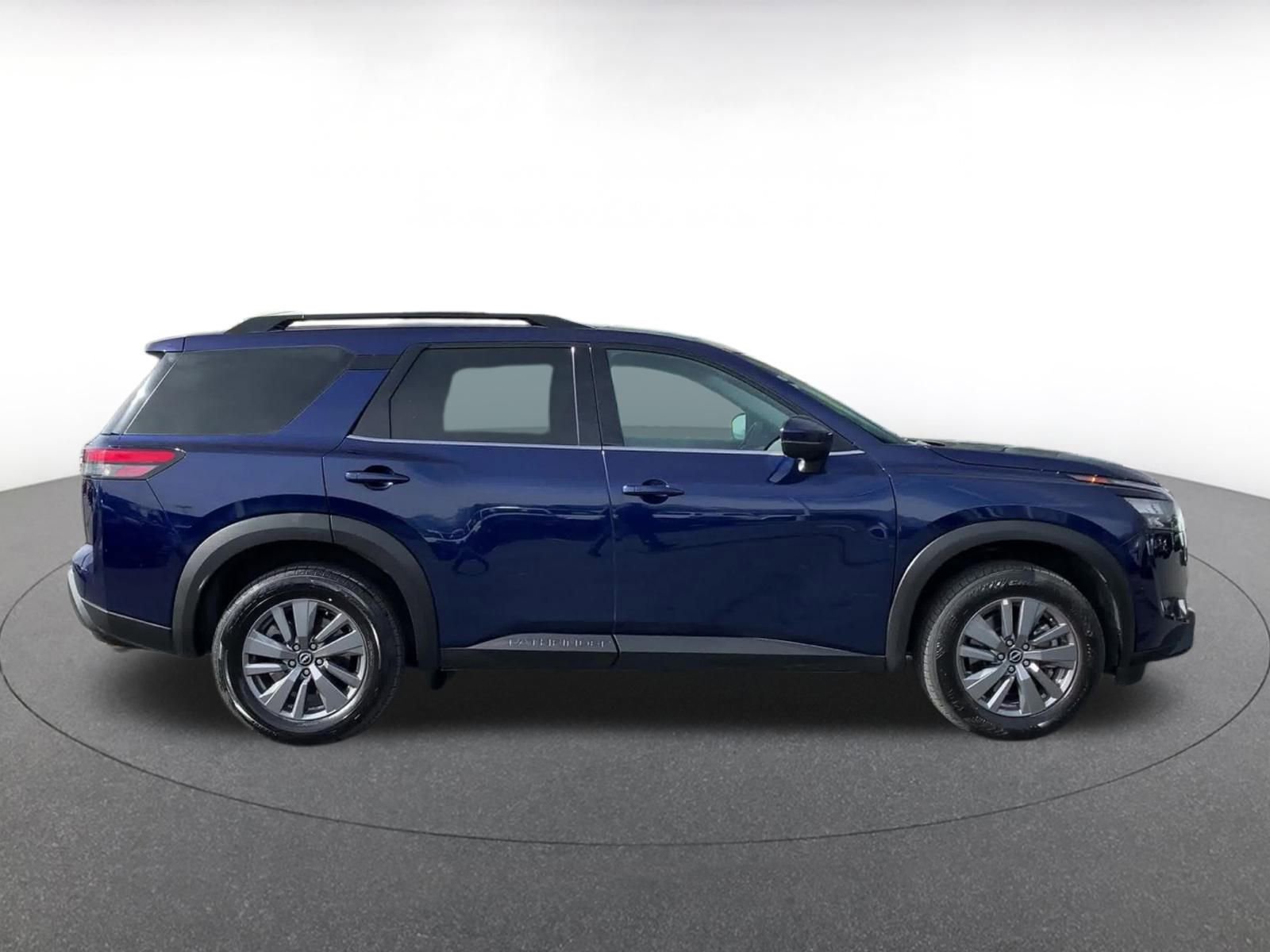 Used 2025 Nissan Pathfinder SV image 16