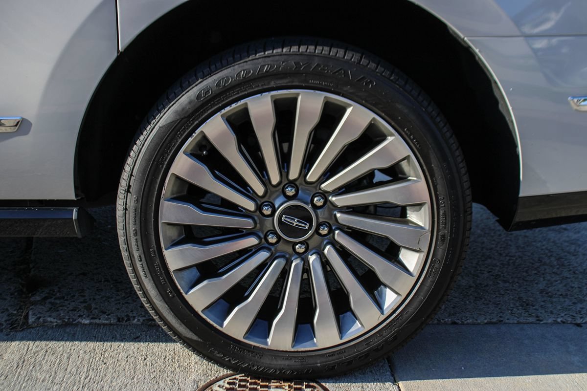 Used 2020 Lincoln Navigator L Reserve w/ Equipment Group 208A Reserve AWD/4WD image 11