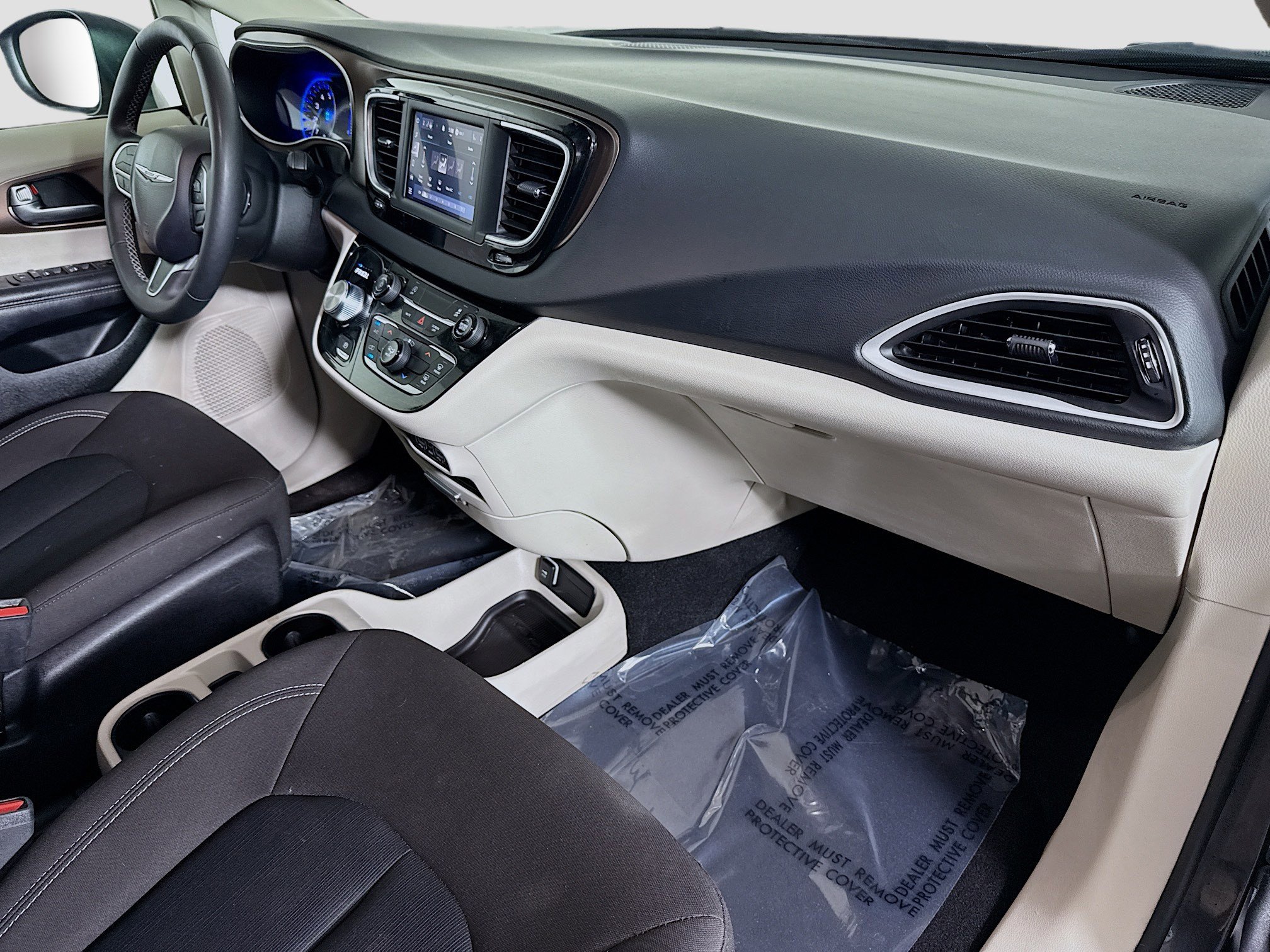 Used 2023 Chrysler Voyager LX image 28