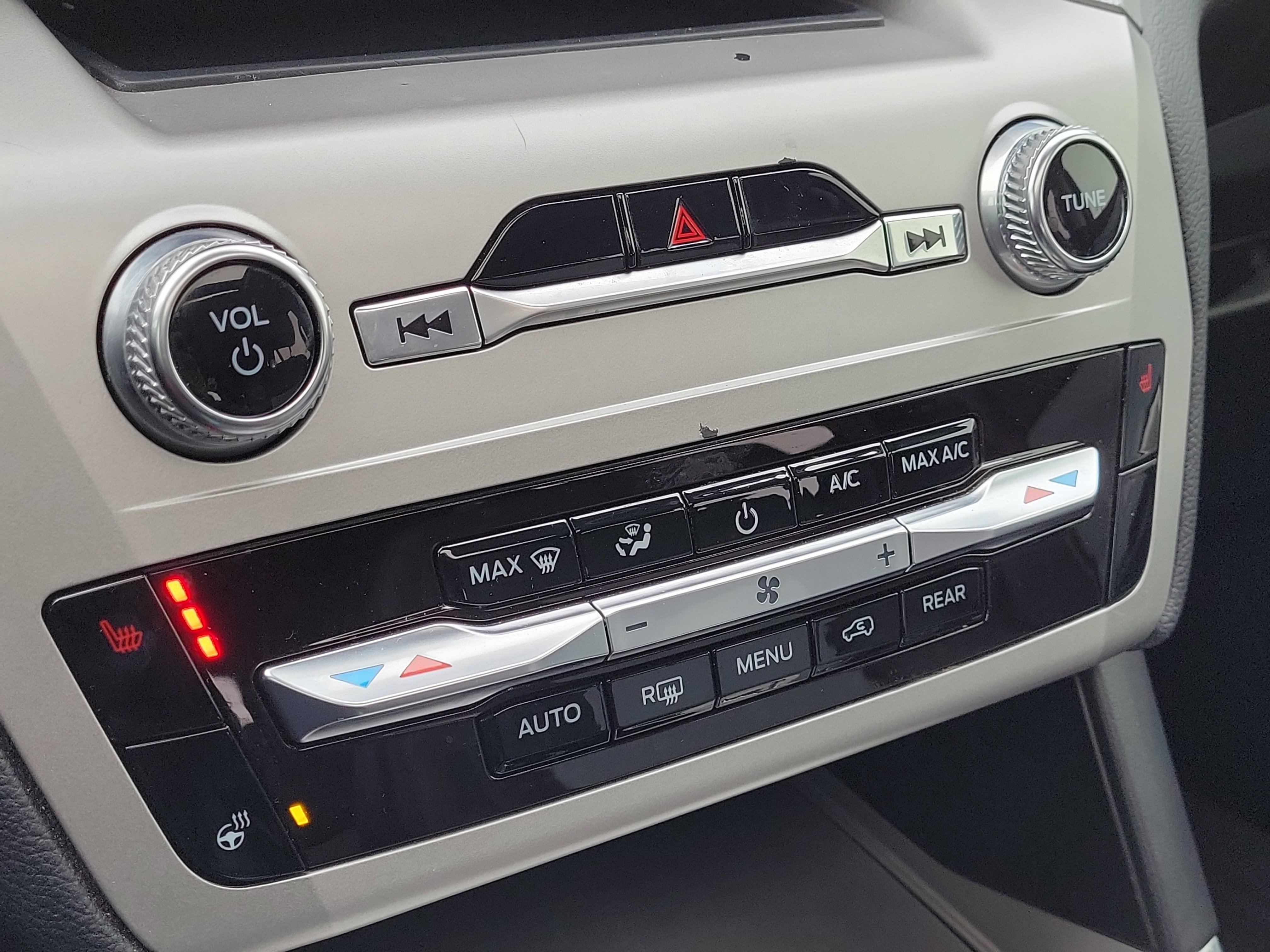 Used 2022 Ford Explorer XLT w/ Equipment Group 202A image 30