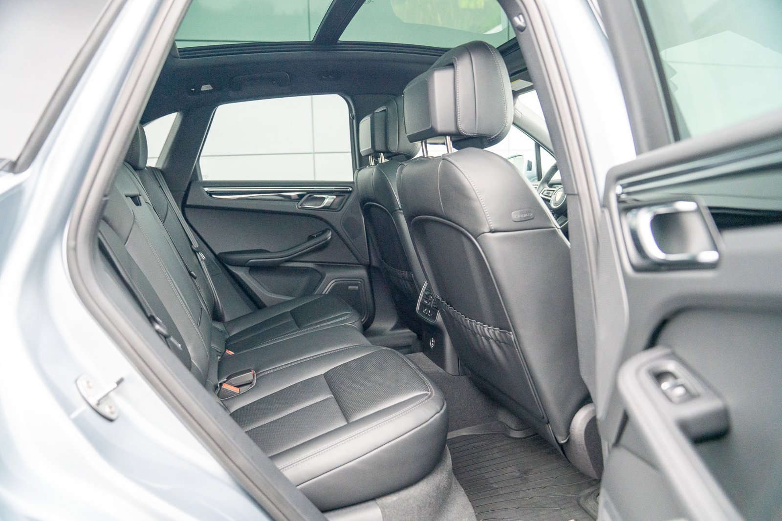 Certified 2026 Porsche Macan AWD/4WD image 24