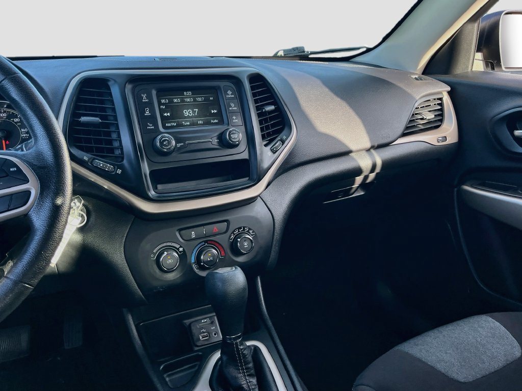 Used 2017 Jeep Cherokee Sport FWD image 20